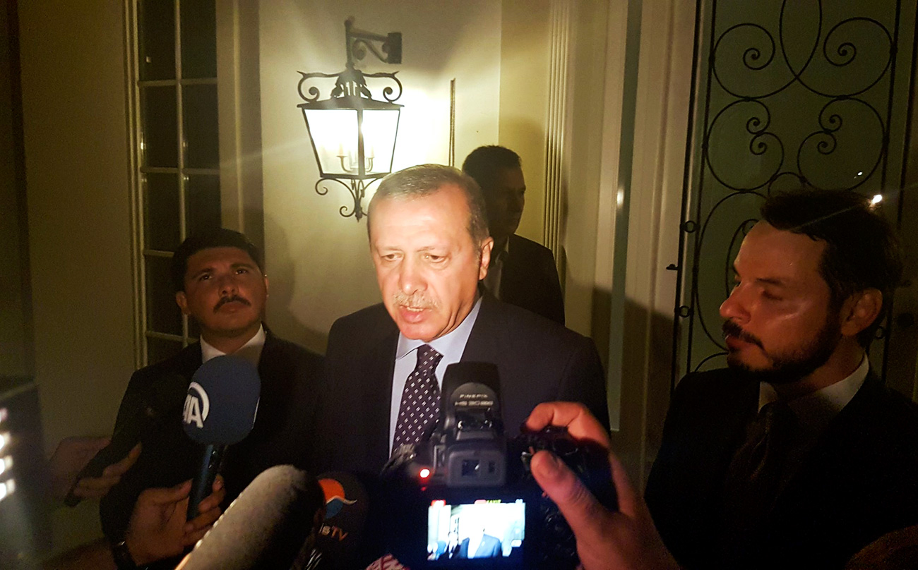 Turški predsednik med burnimi dogodki v Turčiji mirno daje izjavo turškim medijem 