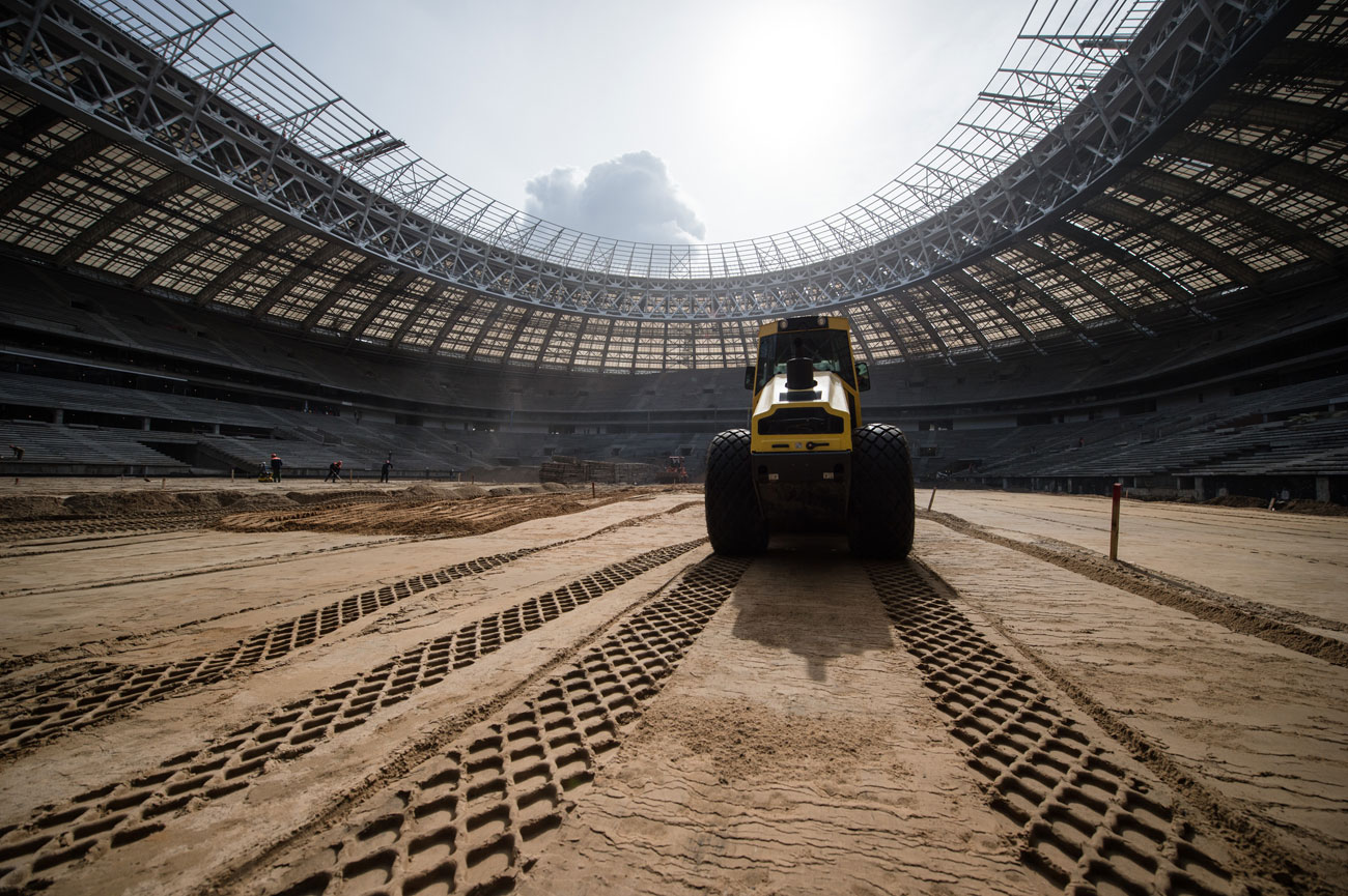 　同スタジアムは現在、2018年FIFAワールドカップの開幕戦と決勝戦にむけて、不死鳥のごとく復活すべく、現在改修工事中だ。