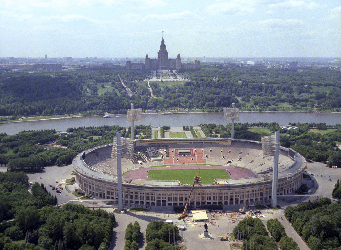 　このスタジアムは、レーニン 丘（雀が丘）とモスクワ国立総合大学の本館に隣接する、美しい立地に建てられた。
