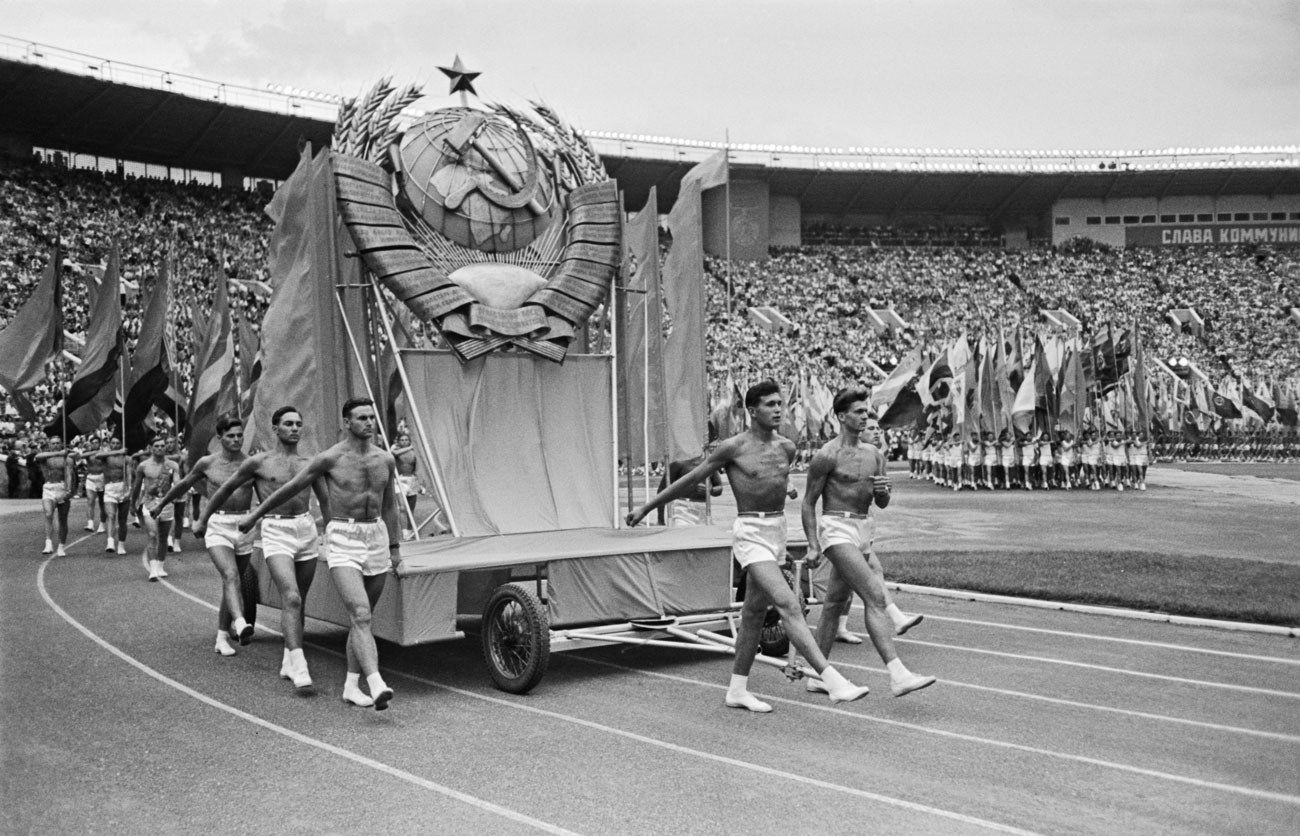 　この巨大なスタジアムは、共産主義社会の精神を誇示するためのスポーツの祭典行事の会場とするのにぴったりだった。 // 1959年。第2回全ソ連邦スパルタキアードの開会式