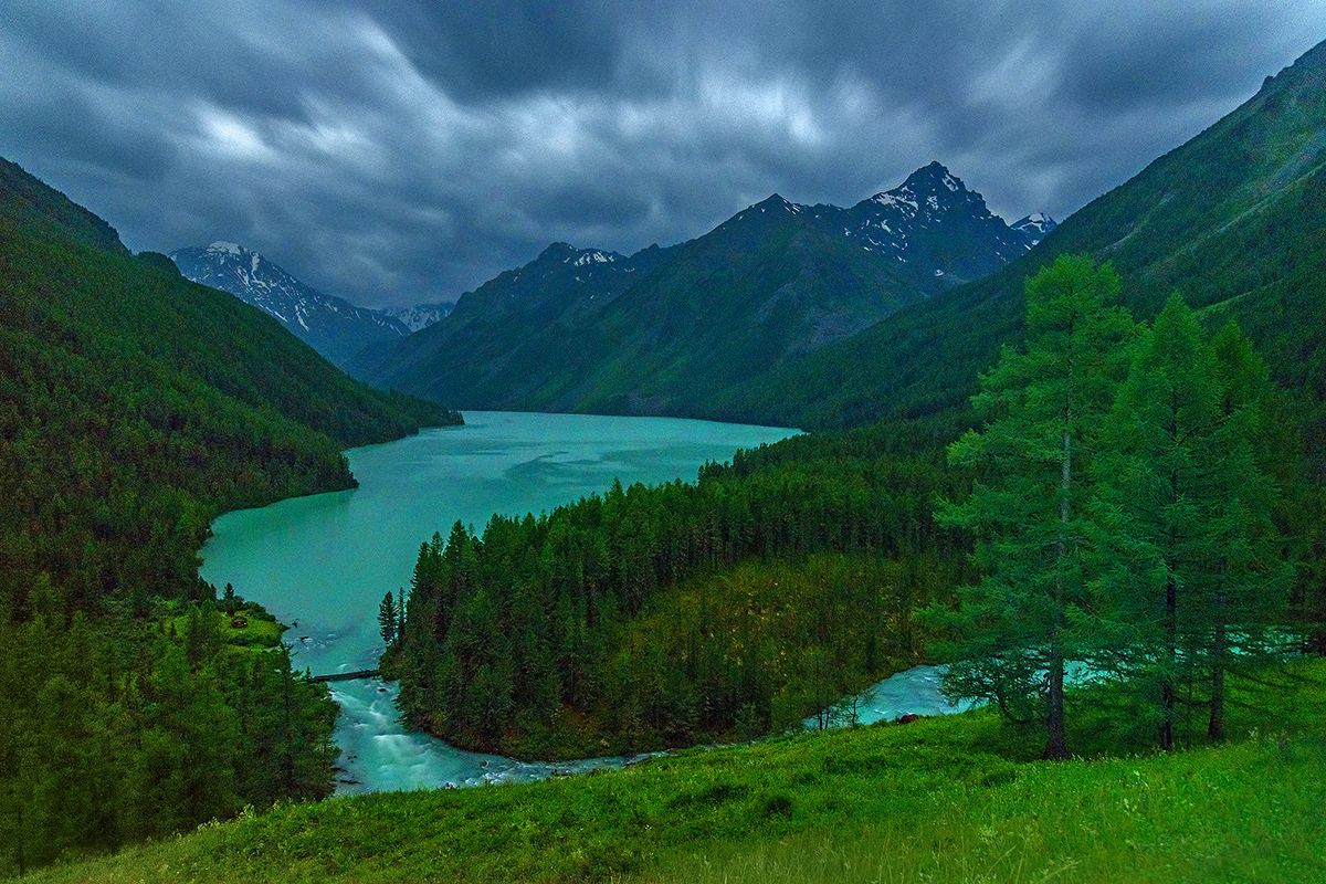 I monti Altaj sono un luogo unico in Russia. Rappresentano la catena montuosa più lunga della Siberia e le montagne sono separate da profonde valli fluviali. Gli Altaj attraversano quattro confini di Stato: Russia, Mongolia, Cina e Kazakhstan