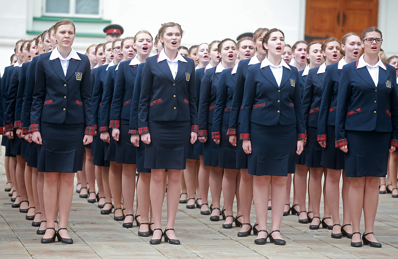 Покажи форму. Кадетский корпус «Пансион воспитанниц Министерства обороны РФ». Пансион Министерства обороны для девочек в Санкт-Петербурге. Воспитанницы пансиона Министерства обороны в Санкт-Петербурге форма. Форма воспитанниц пансиона Министерства обороны РФ.