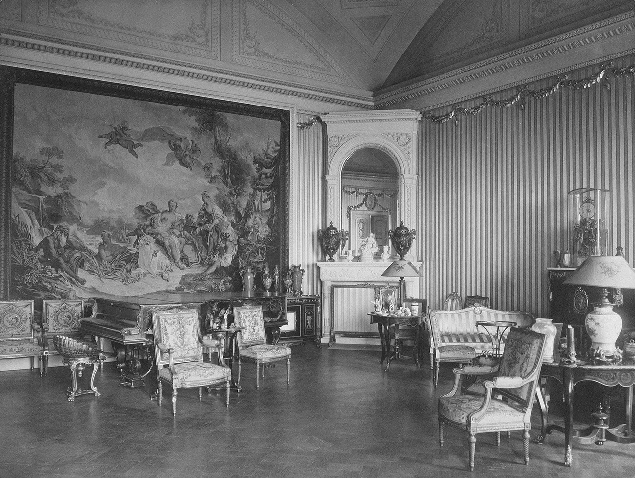 D’octobre 1915 à novembre 1917, le palais d’Hiver accueillit un hôpital. Sur la photo : Chambre d’argent pour les invités.