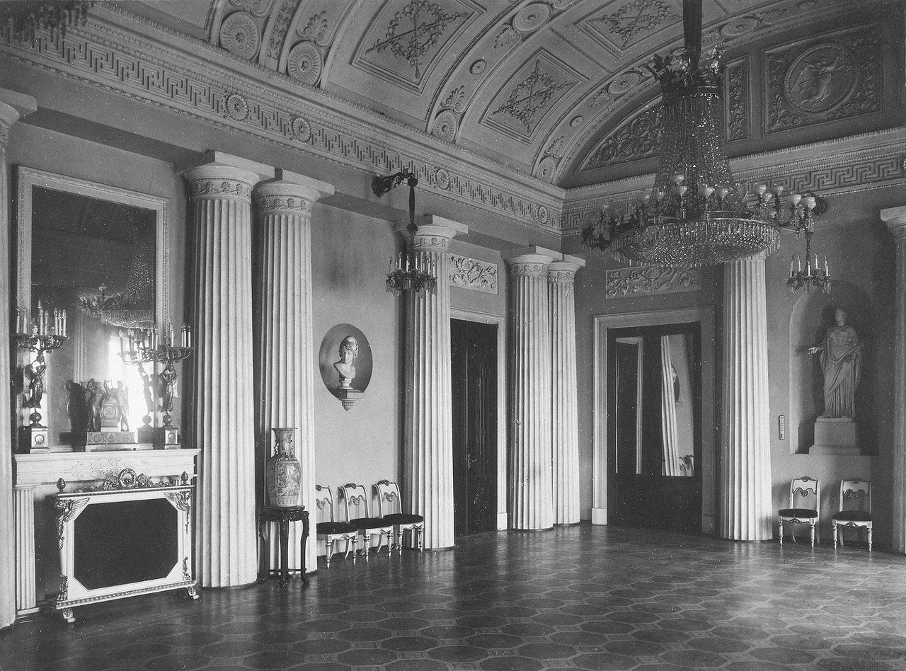 Entre juin et novembre 1917, le palais abrita le Gouvernement provisoire qui destitua l’empereur par décret en février 1917. Sur l'image : Salle Arapski.
