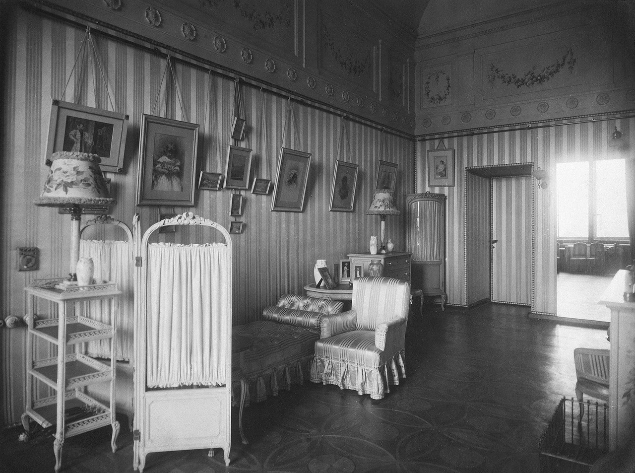 En janvier 1920, le Musée national de la révolution ouvrit ses portes dans le palais d’Hiver. Il partageait le bâtiment avec le musée de l’Ermitage jusqu’en 1941. Actuellement, le palais d’Hiver et le musée de l’Ermitage sont l’une des attractions touristiques les plus populaires au monde. Sur l'image : Chambre à coucher de l’impératrice Alexandra Fiodorovna.