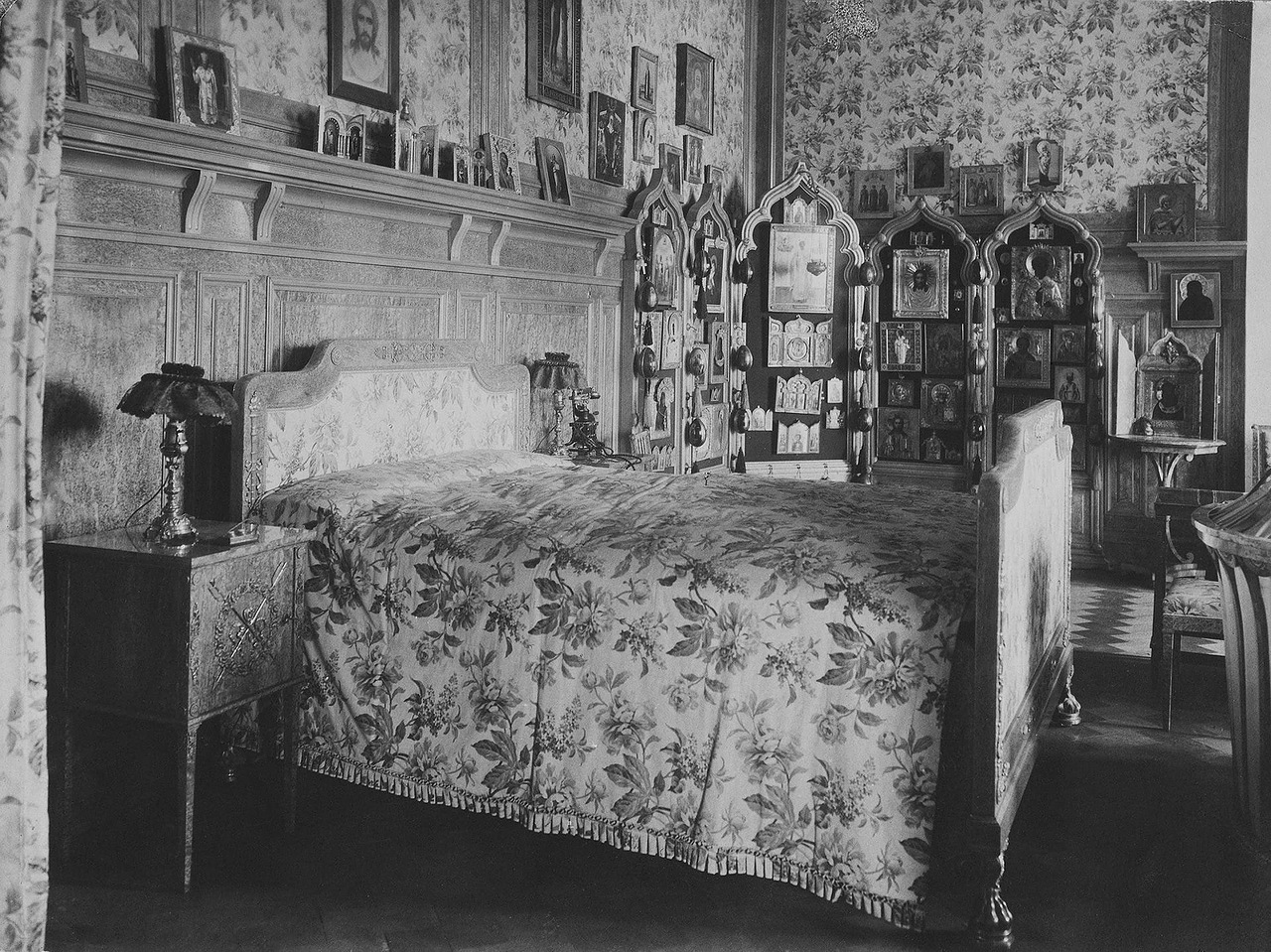 En 1904, Nicolas II transféra la résidence permanente au palais Alexandre à Tsarskoïe Selo, domaine de la famille royale situé près de la ville de Pouchkine, à 25 km de Saint-Pétersbourg. Sur l'image : Chambre à coucher de l’empereur Nicolas II.