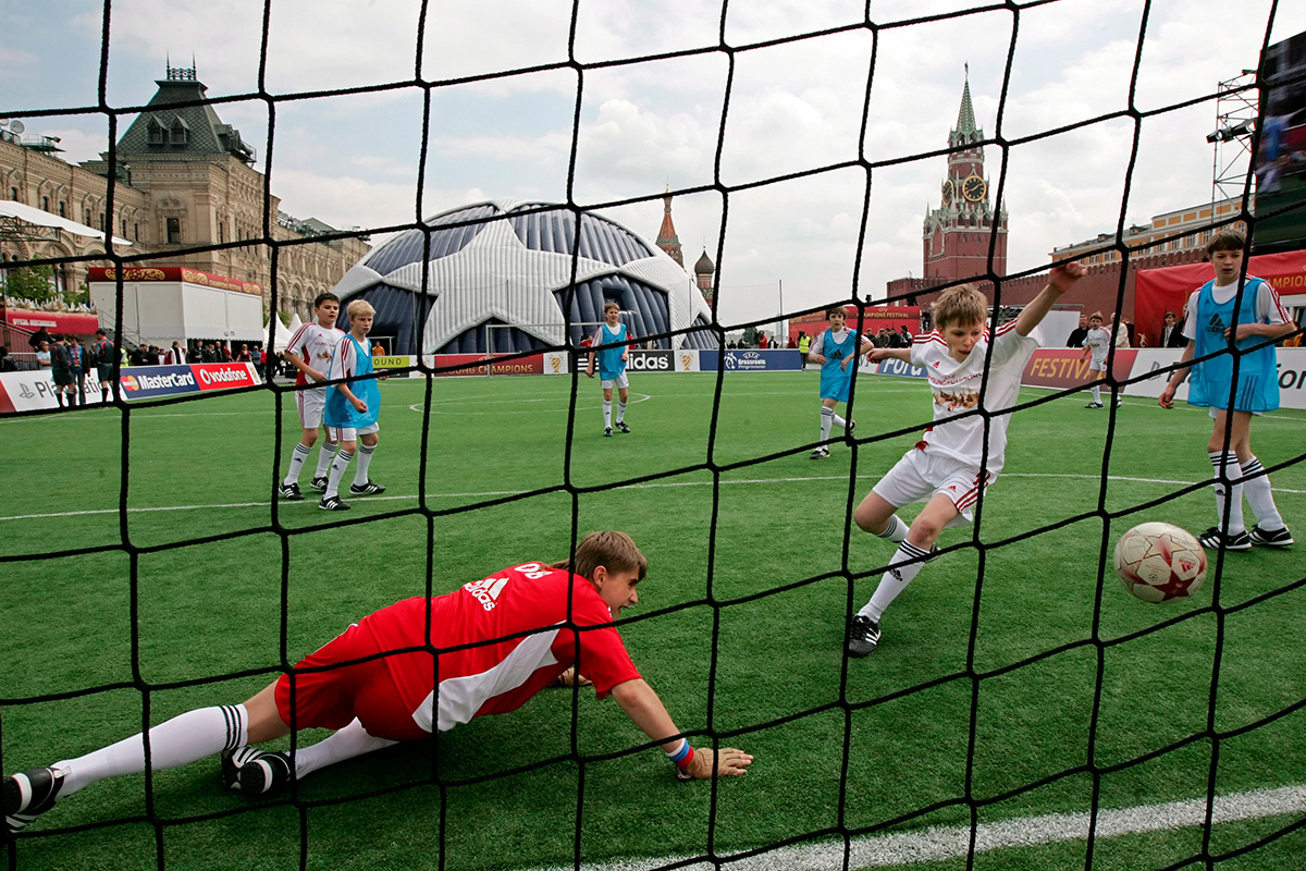 Niños jugando al fútbol en una superficie artificial en la Plaza Roja durante  el festival de la Liga de Campeones. 17 de mayo de 2008. 