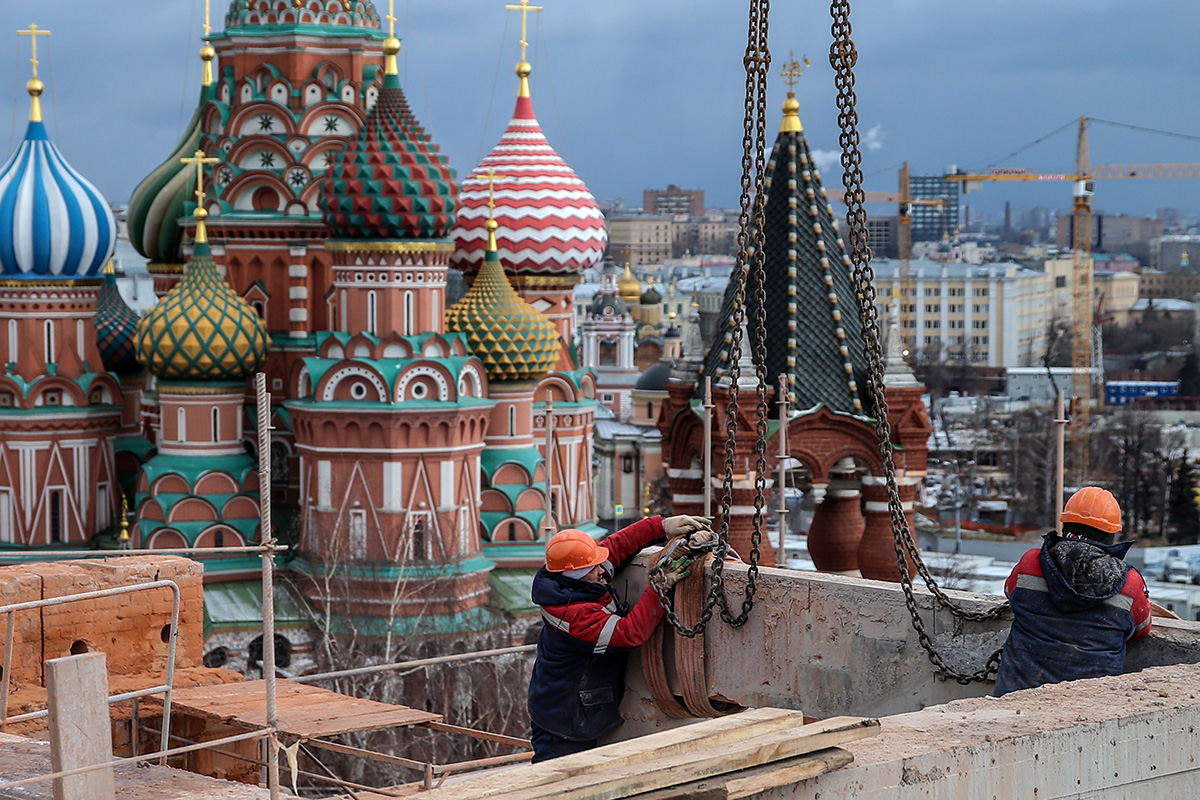 Trabajadores entre la Torre del Salvador y el edificio del Senado del Kremlin de Moscú.