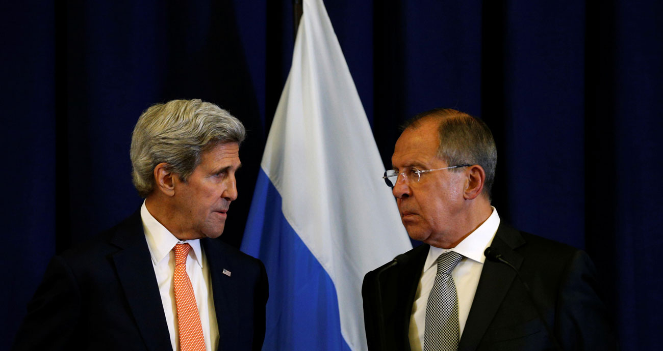Menteri Luar AS Negeri John Kerry dan Menteri Luar Negeri Rusia Sergei Lavrov (kanan) membahas krisis Suriah selama pertemuan di Jenewa, Swiss, 9 September 2016.