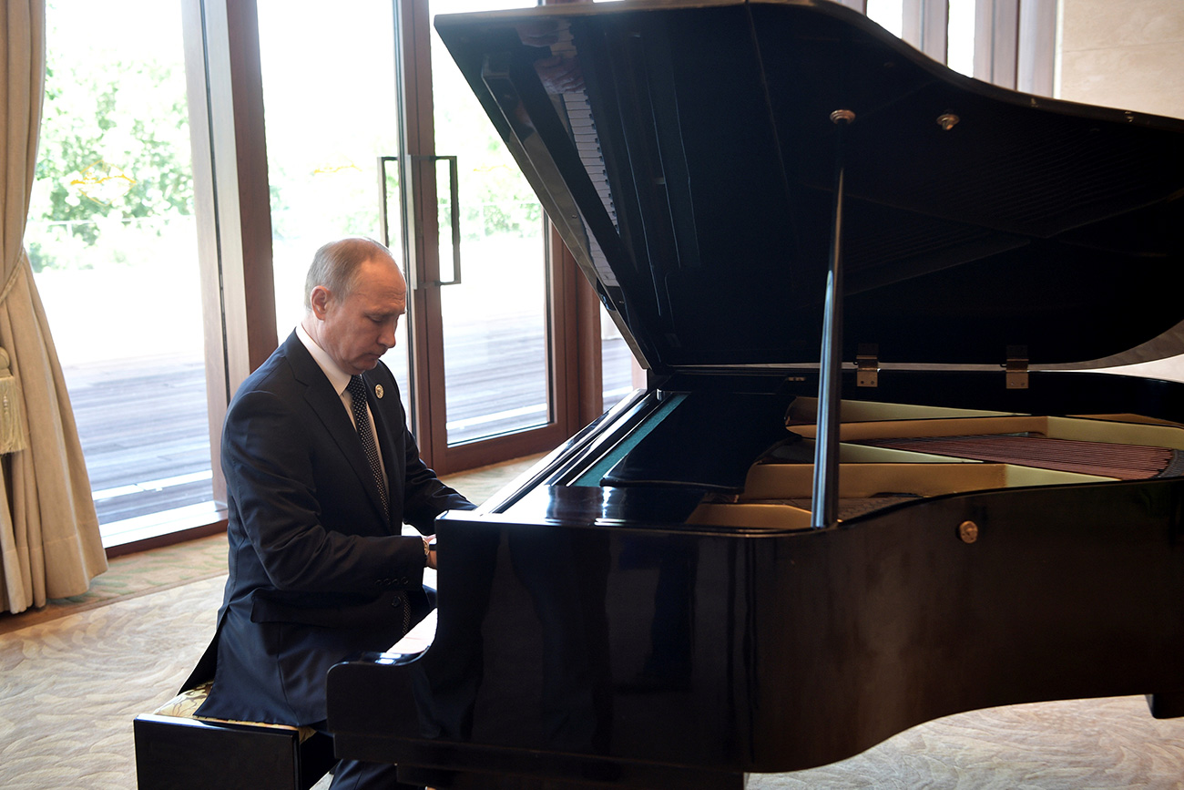 Med obiskom na Kitajskem je Putin navdušil tudi s svojim znanjem igranja na klavir v rezidenci Ši Džinpinga. Vir: Reuters