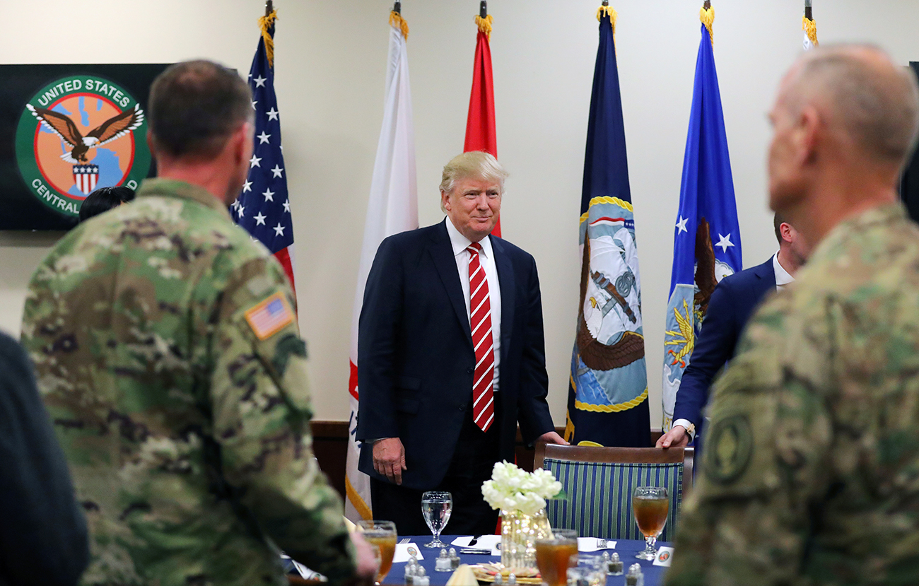 Presiden AS Donald Trump bersama para anggota militer AS selama kunjungan ke Pusat Komando AS (CENTCOM) dan markas Komando Operasi Khusus (SOCOM) di Tampa, Florida, AS, 6 Februari 2017.
