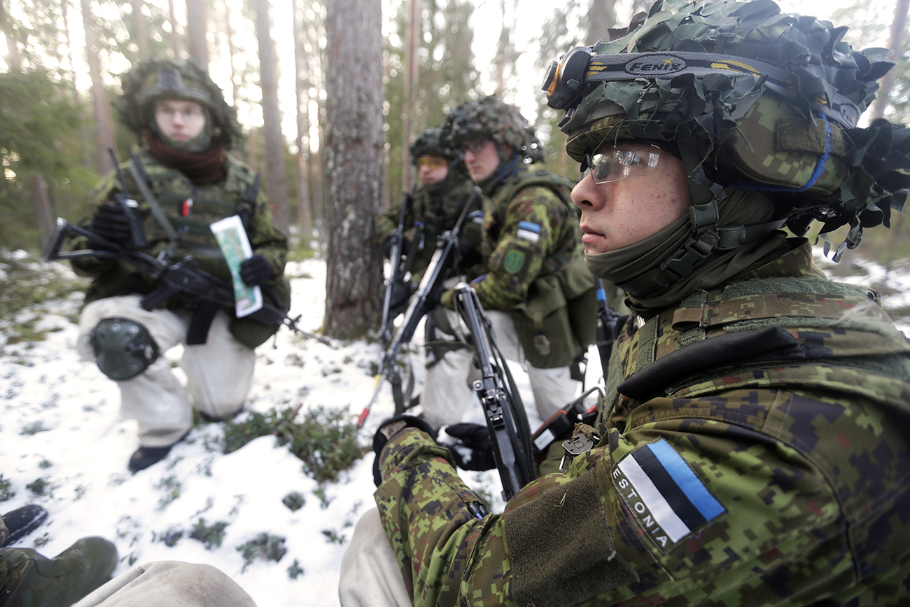 Estonian army conscript soldiers attend a tactical training in the military training field near Tapa, Estonia February 16, 2017. Picture taken February 16, 2017. 