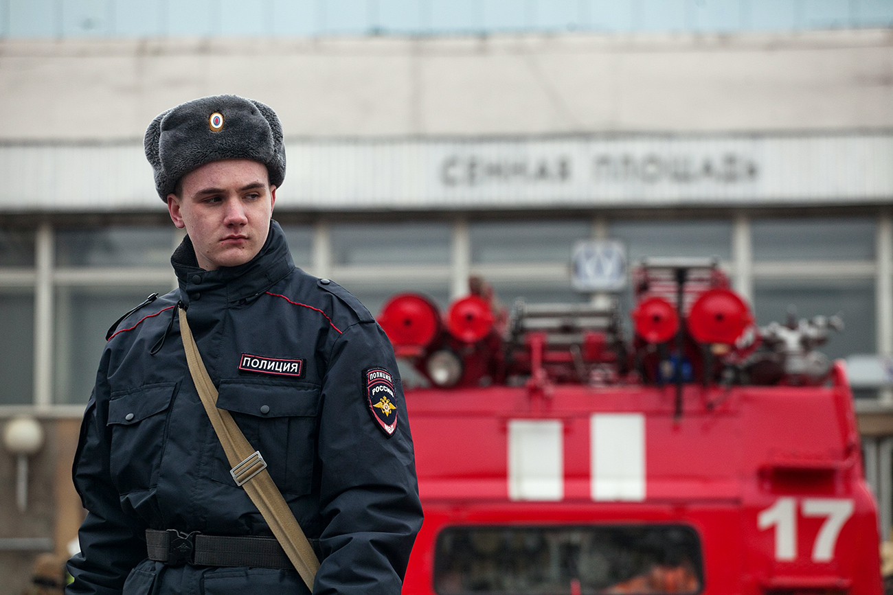 Forze dell’ordine sorvegliano l’ingresso della stazione “Sennaya Ploshchad” della metro di San Pietroburgo.