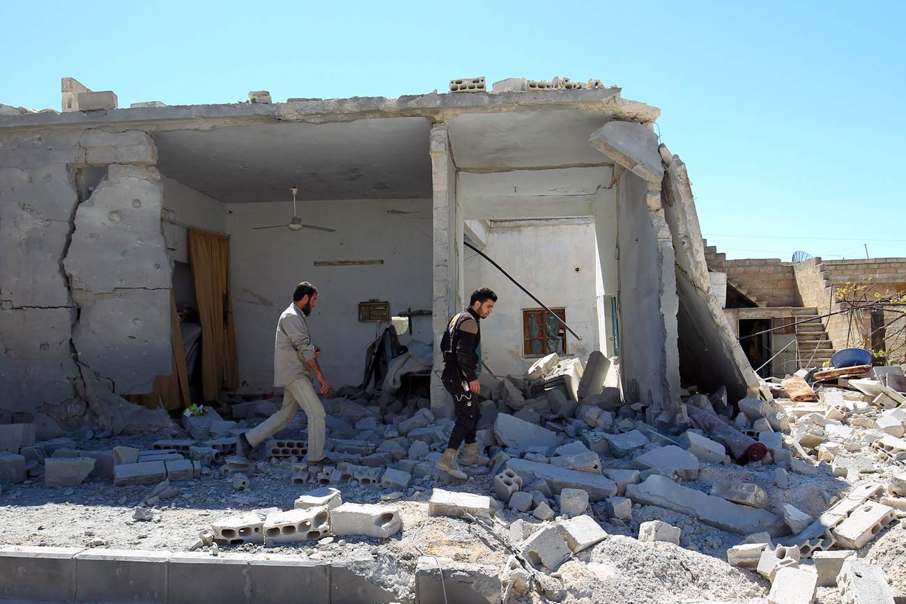Anggota pertahanan sipil memeriksa kerusakan di lokasi yang terkena serangan udara, di kota Khan Sheikhoun yang dikuasai pemberontak, Idlib, Suriah, 5 April 2017. 