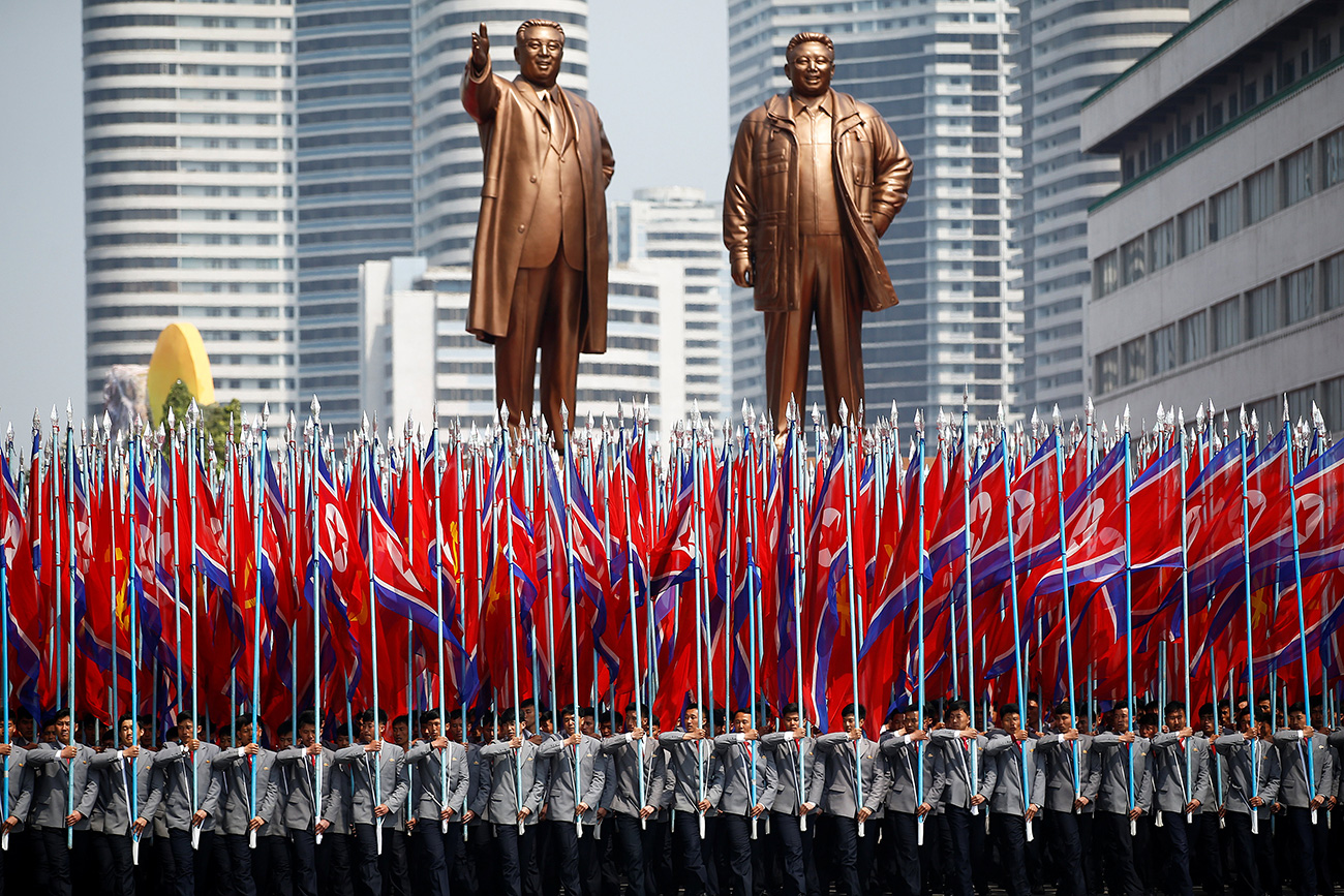 Parada v Pjongjangu ob 105. obletnici rojstva prvega voditelja DLR Koreje, Kim Il-Sunga.