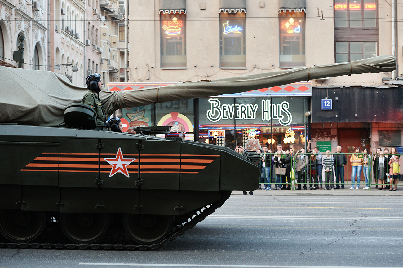Тенк Т-14 „Армата“ на улицата „Тверскаја“ во Москва пред генералната проба по повод Парадата на Победата.