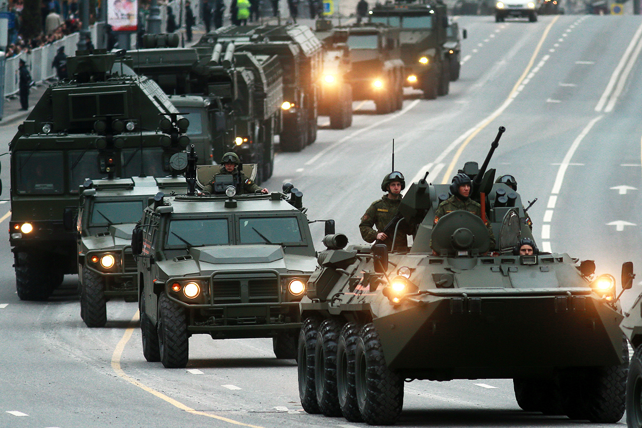Kendaraan militer melaju di Jalan Tverskaya dalam latihan Parade Hari Kemenangan di Lapangan Merah di Moskow. 