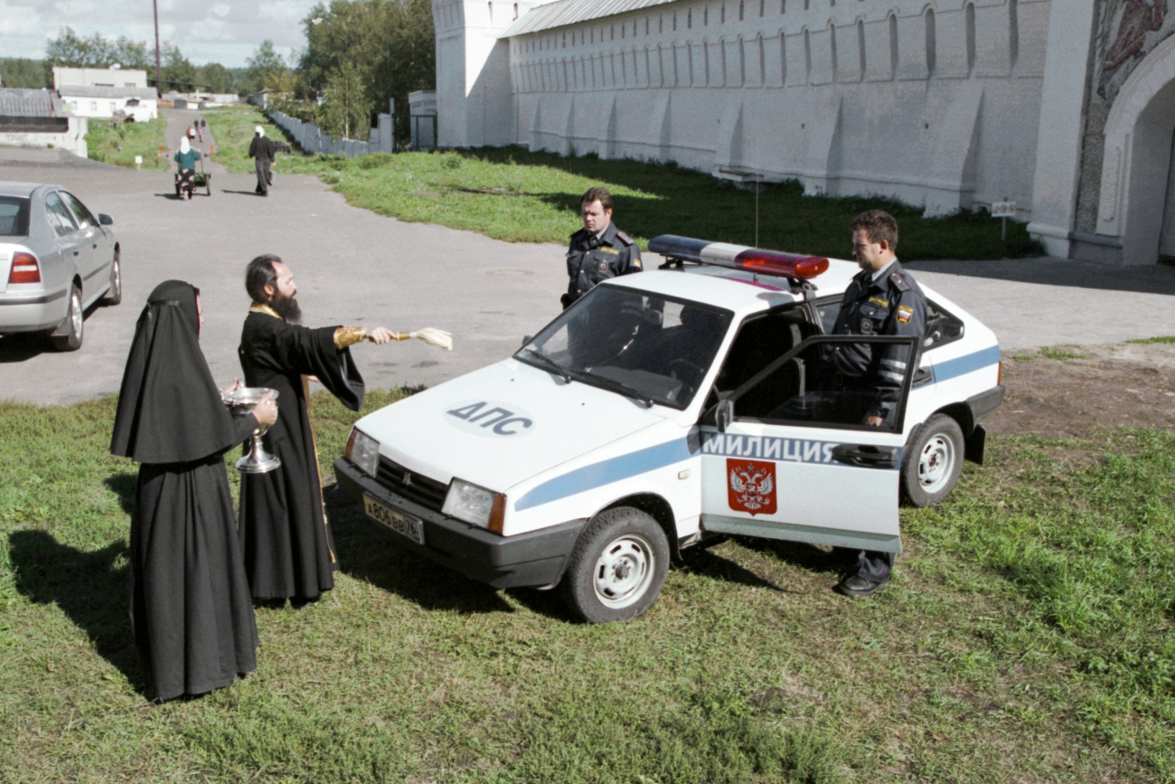 Außer Kriegswaffen aber können orthodoxe Priester in Russland durchaus auch die Russische Staatsflagge, Polizeibeamte und/oder ihre Autos bis hin zu ganzen Städten weihen.