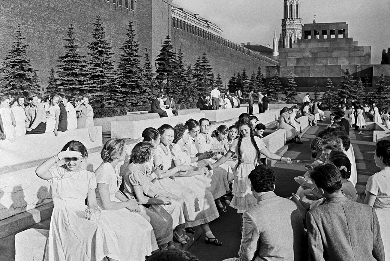 Pada awal 1950-an, acara kelulusan masih disebut sebagai “pesta dansa kelulusan”, tapi pemerintah Soviet kemudian memutuskan untuk melepaskan diri dari peninggalan-peninggalan masa lalu dan mengubah nama acara itu menjadi “malam wisuda”. Pada saat itu, perayaan tersebut tak lagi berhubungan dengan kenangan-kenangan pesta prom, tapi termasuk tarian campuran, aneka pertunjukan, dan jamuan makan. Pakaian untuk wisuda sangat sederhana dan anak-anak perempuan tidak diizinkan untuk berdandan atau melakukan manikur.