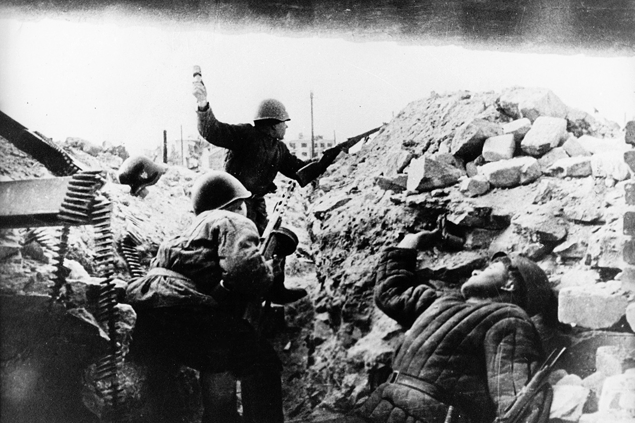 Vojaki Rdeče armade na ulicah Stalingrada, ZSSR.