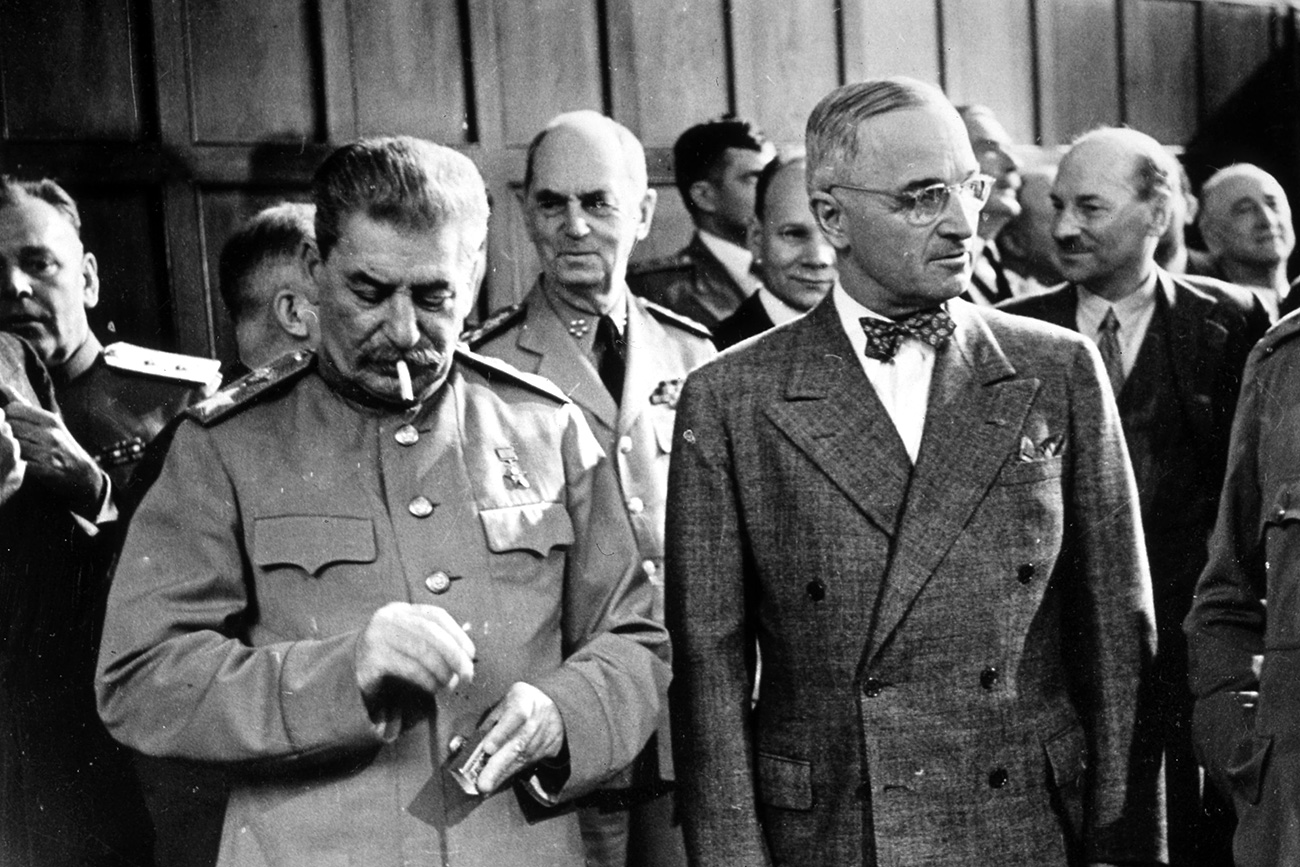 Fotografija sovjetskega fotografa Jevgenija Haldeja iz julija 1945 prikazuje udeležence konference v Potsdamu ob koncu druge svetovne vojne. Z leve: Josif Stalin (ZSSR), Harry Truman (ZDA) in Winston Churchill (VB) med pogovorom z novinarji. 
