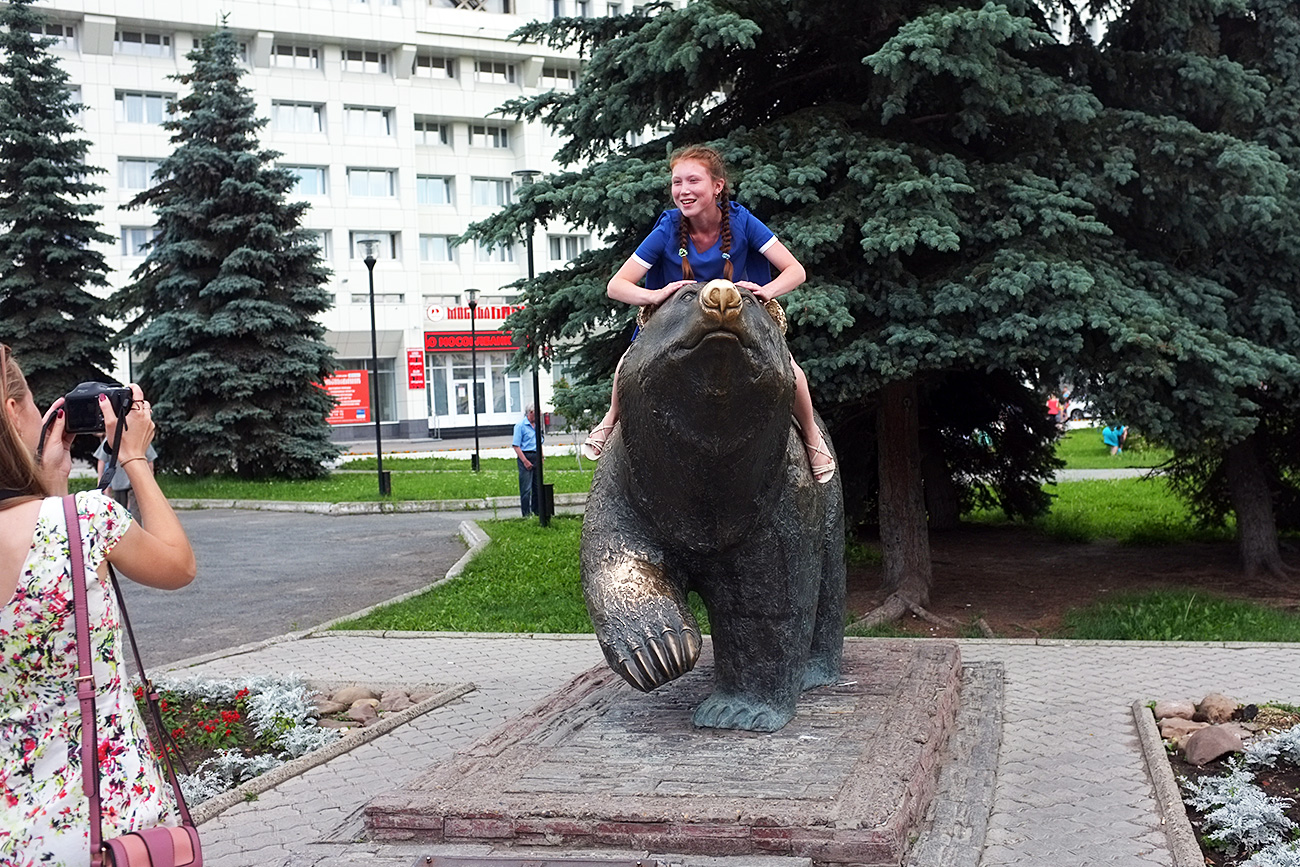 Se siete di quelli che ancora credono che nelle città russe gli orsi si aggirino per le strade, Perm non vi deluderà. Potrete senza difficoltà farvi un selfie con un orso bruno, anche se di bronzo. L’opera si intitola “Orso a passeggio”, ed è una creazione del 2006 dello scultore Vladimir Pavlenko, originario della città di Nizhnij Tagil. Si trova in pieno centro, sulla via Lenin, vicino all’Hotel Ural