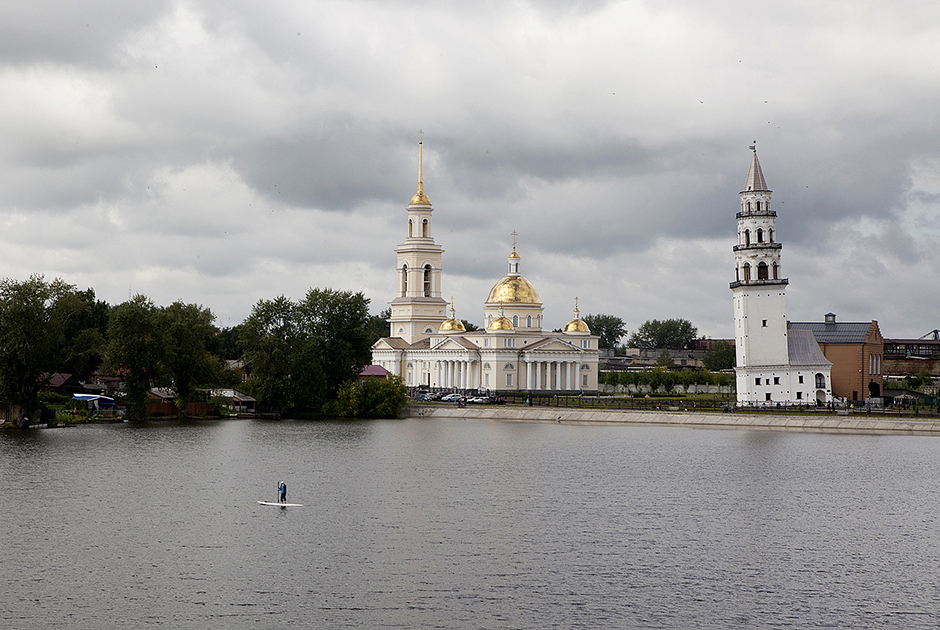 Nevyansk è una città nella regione di Sverdlovsk, sulle rive del fiume Neyva, a 100 chilometri da Ekaterinburg. Fondata nel 1701 con un decreto di Pietro il Grande, è divenuta negli anni un centro per la lavorazione del ferro e della ghisa