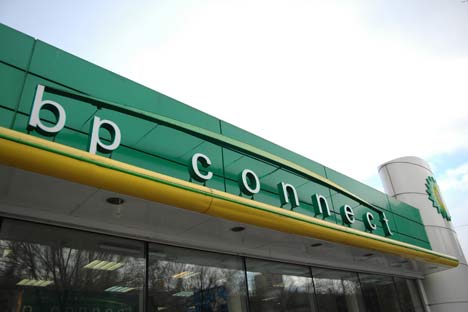 Mit dem Kauf des 50-Prozent-Anteils an TNK-BP ist Rosneft auf dem Weg zum größten Ölkonzern der Welt. Auf dem Bild: Eine BP-Tankstelle in Moskau. Foto: ITAR-TASS. 