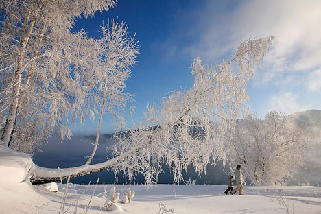 Winterspaziergang am Ufer des Jenissej bei Krasnojarsk. Foto: Reuters