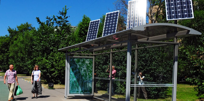 Eine Bushaltestelle mit Solarzellen in Moskau. Foto: ITAR-TASS