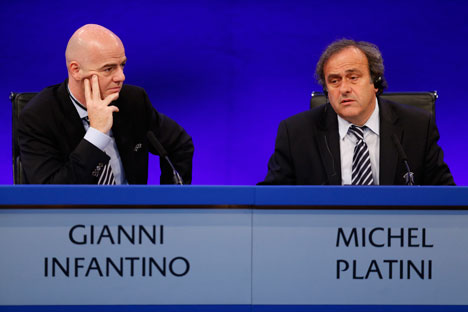 Die russische Liga will strukturellen Nachteilen durch neue Konzepte für die finanzielle Entwicklung entgegentreten. Auf dem Bild: UEFA-Generalsekretär Gianni Infantino und Präsident der UEFA Michel Platini. Foto: AP