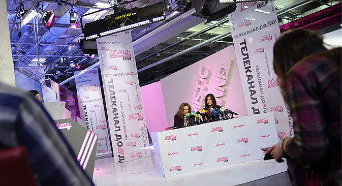 Die Pussy-Riot-Aktivistinnen Maria Aljochina und Nadeschda Tolokonnikowa zu Besuch beim Fernsehsender "Doschd". Foto: Photoshot