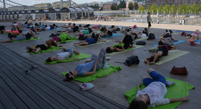 Yoga-Unterricht im Moskauer Gorki-Park. Foto: Wladimir Fedorenko/RIA Novosti