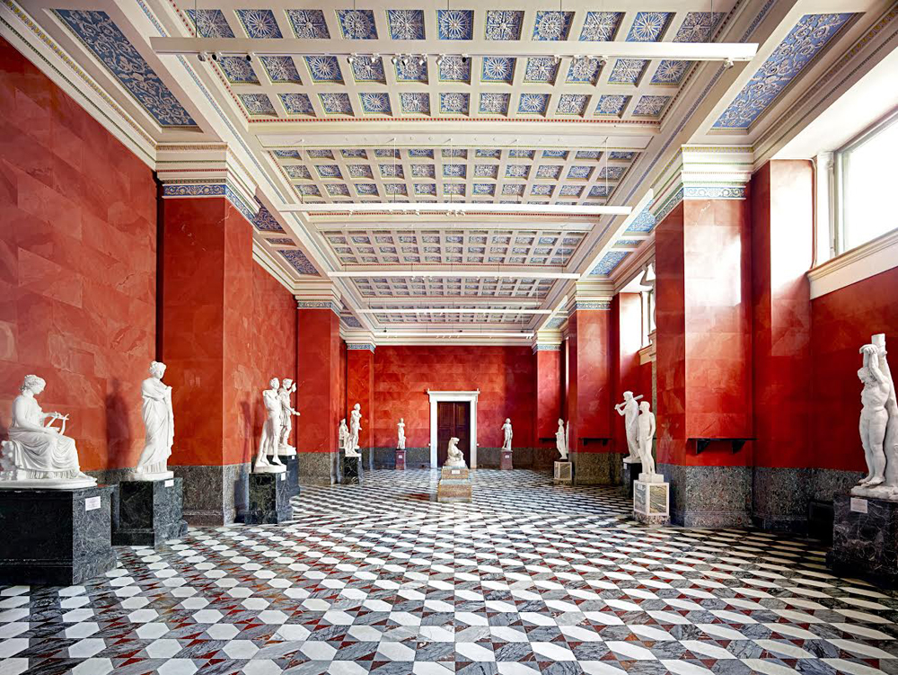 Bekannt wurde Höfer durch ihre Architektur-Serien des Louvre in Paris, der Galerie Uffizien in Florenz, des Teatro alla Scala in Mailand und anderen öffentlichen Gebäuden aus der ganzen Welt. Bibliotheken, Theater, Archive und Museen – alle Einrichtungen porträtiert sie ohne Menschen.
