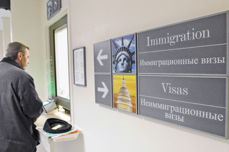 AS membekukan layanan visa nonimigran bagi warga Rusia.