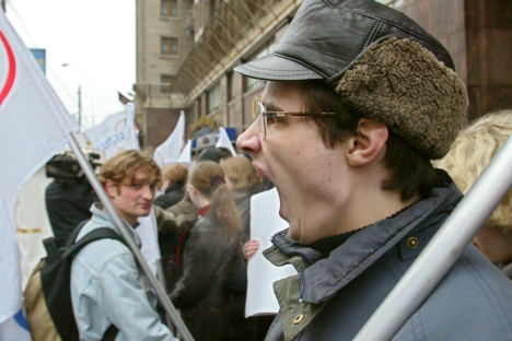 Simpatizante del partido liberal Yábloko protesta en las calles de Moscú. Fuente: Kommersant.