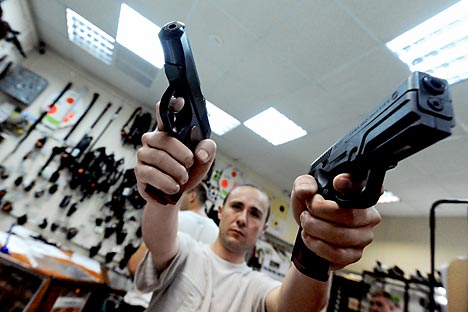 Los autores del informe han demostrado que el aumento del número de armas legales en la población disminuye de manera drástica el número de delitos. Fuente: Kommersant.