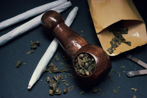 “Es completamente evidente que el cannabis y sus derivados no han de figurar en la misma lista que los opiáceos. No es correcto que esté prevista la misma pena para un grado de peligro tan diferente para la salud humana”, explica Lev Levinsón. Fuente: Getty Images/Fotobank.