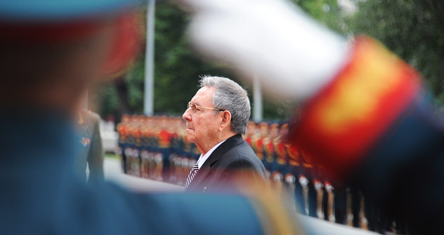 Raúl Castro en el homenaje al soldado desconocido. Fuente: AFP / East News.