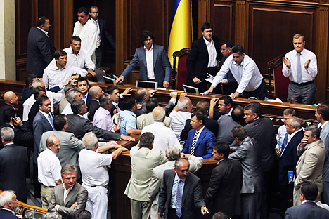 Agitado debate en el parlamento ucraniano en relación a la ley aprobada. Fuente: Reuters/ Stringer.