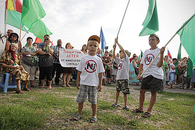 Numerosos ciudadanos han mostrado su rechazo a los planes de la Compañía  Minera y Metalúrgica de los Urales (UMMC). Fuente: RIA Novosti.