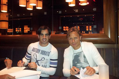 Jurado con Karpin, director general del Spartak, durante la firma del contrato. Fuente: twitter / Jurado10Marin