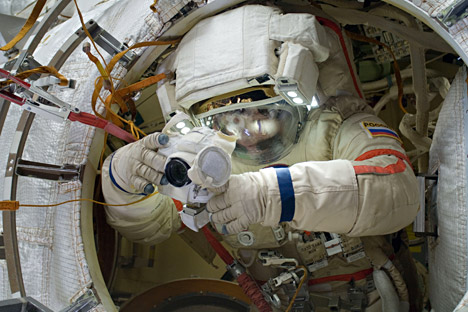 Científicos rusos exponen los resultados de un experimento en la ISS y piden que se refuerce la cuarentena planetaria. Fuente: NASA.