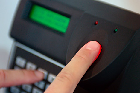 Un banco ruso coloca cajeros automáticos en los que sus clientes pueden retirar efectivo identificándose con las huellas dactilares. Fuente: Alamy / LegionMedia