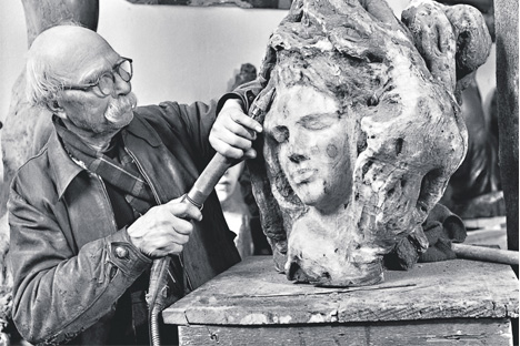 El escultor ruso pasó 23 años en la Argentina, donde encontró un material de madera que cambió su obra para siempre. Fuente: ITAR-TASS