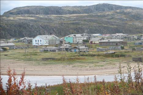 Apenas 200 personas viven en este pueblo de mar de Barents que podría cambiar su fisionomía si avanzan los planes de las petroleras. Fuente: Flickr / The Bellona Foundation