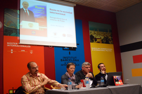De izquierda a derecha, Rubén Ruiz, Esther Barbé (presentadora del acto), Francesc Serra y Javier Morales. Fuente: Maite Montroi