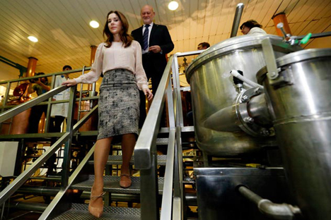 La Princesa danesa Mary, visita la Fábrica de cerveza Baltika acompañado por Isaac Sheps, el presidente de Fábricas de cerveza Baltika, en SanPetersburgo, Rusia, martes 9 de octubre del 2012 Fuente: AP