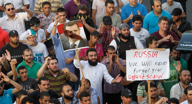 Protesta en 2012 contra el régimen y el apoyo de Rusia al presidente sirio Bashar al Assad, que aparece en un cartel con un zapato en la cara. Fuente: AP.