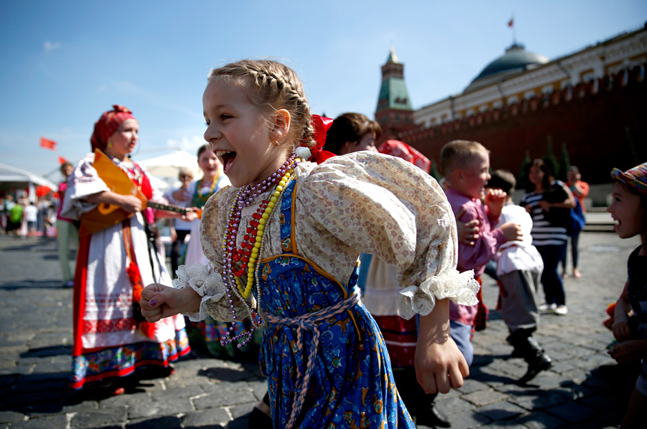 Djeca u narodnim nošnjama igraju se na festivalu Knjige Rusije na Crvenom trgu u Moskvi. Ovaj četvorodnevni sajam knjiga prvi put se održava na Crvenom trgu. Organizatori očekuju da će se prodati 100 tisuća knjiga od preko 300 ruskih izdavača.
